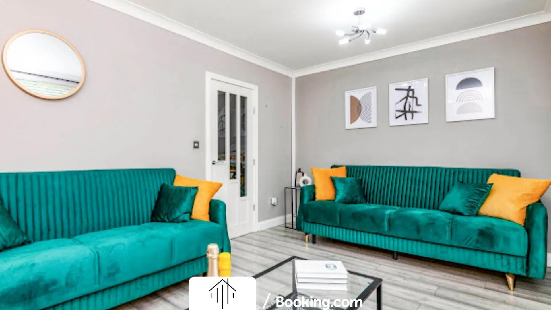 Birmingham Airport Business & Leisure Retreat Villa Holiday home